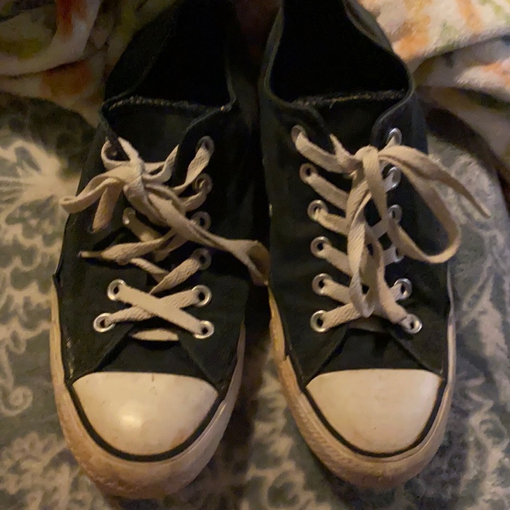 Black and white low top converse